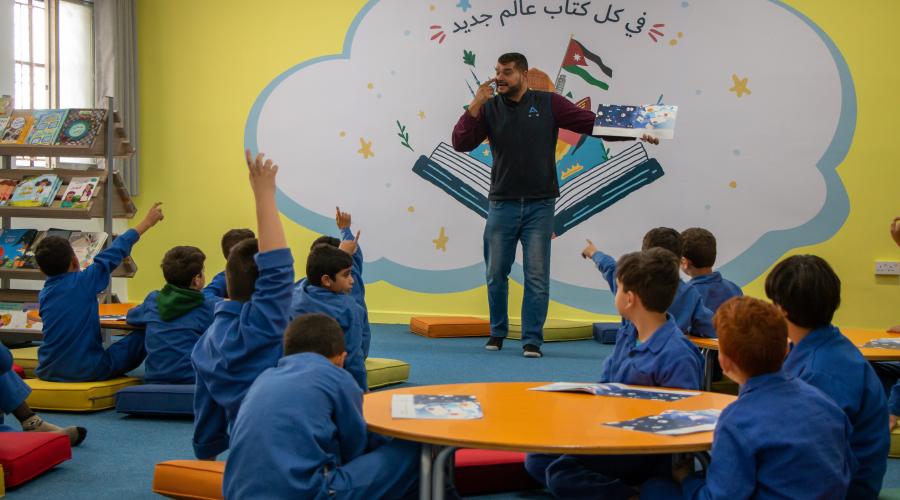 طلبة يقرأون في المكتبة children reading in school library