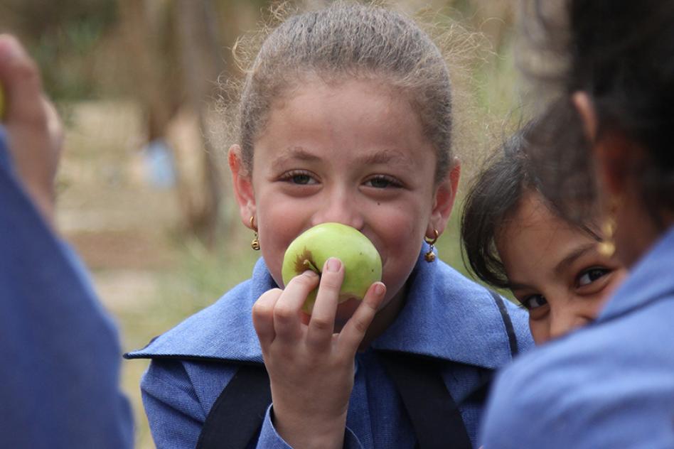 girl eating apple